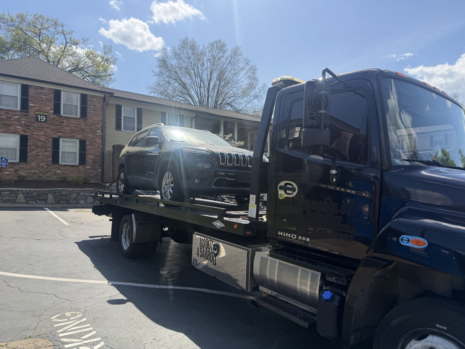 TOW4U flatbed loaded with a Jeep Cherokee for safe transport in Nashville